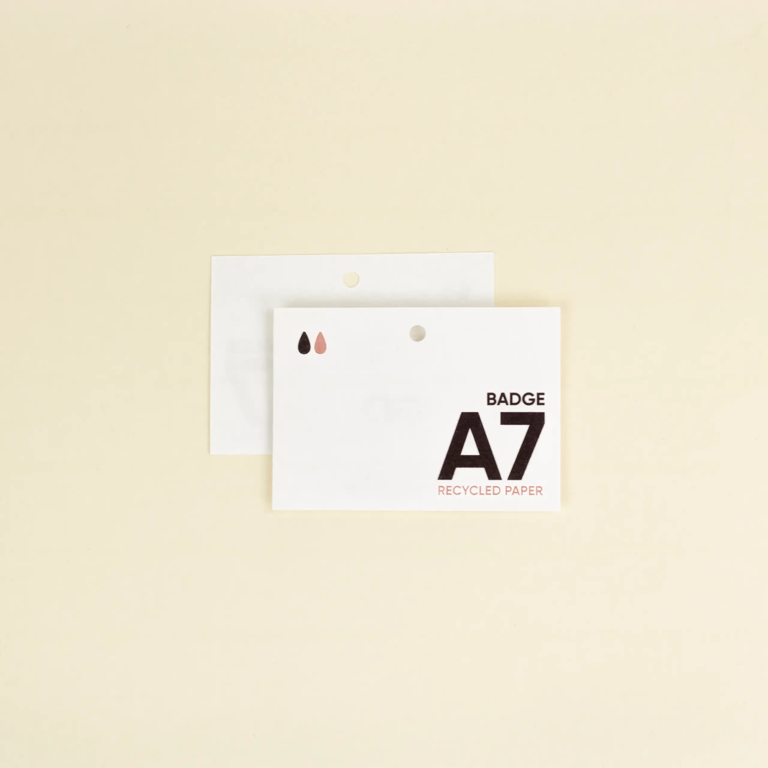 PAPIER ÉCOLOGIQUE: Badge A7, 10,5×7,4 cm.